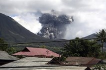 V Indoneziji izbruhnil ognjenik, oblaki pepela se dvigajo dva kilometra visoko