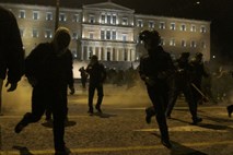 Grčija: razpravo o ukrepih spremljali protesti