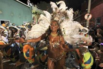 Foto: Med karnevalom urugvajske ulice v ritmih sambe preplavile plesalke