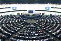 V Evropskem parlamentu argumenti za in proti evrskim obveznicam