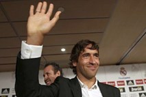 Plemenita gesta Realove legende: Raul v Leverkusnu obiskal in bodril nogometaše Barcelone