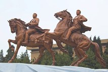 Pokojni Kim Jong Il je za 70. rojstni dan dobil šestmetrski spomenik