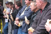 Nekdanji delavci Vegrada od Adriatic Slovenice prejeli opomine pred izvršbo