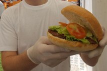 Usodni hamburger: V restavraciji Srčni napad moški doživel srčni napad