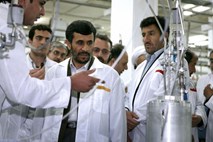 Kaj sledi, če Iran izdela jedrsko orožje? V Sredozemlje vpluli vojaški ladji