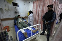 Samomorilski napad pred policijsko akademijo v Bagdadu, mrtvih 18 ljudi