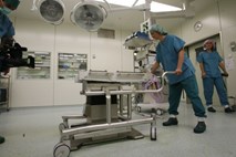 Življenjsko ogrožanje bolnikov zaradi "poceni" razpisa za operacijske mize