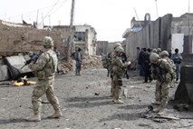 V prometni nesreči v Afganistanu umrli trije italijanski vojaki Natove misije