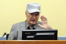Haaško sodišče je proti pričanju Mladića na sojenju njegovim pomagačem