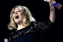 Adele prekinili med govorom, zato je pokazala sredinca