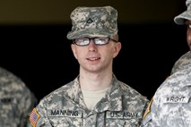 Bradleya Manninga tudi uradno obtožili, o obtožnici se še ni izrekel