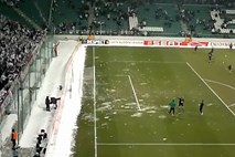 Poljski navijači s sneženimi kepami nad nogometaše Sportinga