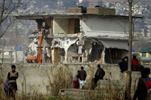 Pakistanci s stroji nad trinadstropno hišo, kjer je zadnja leta živel bin Laden