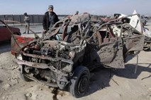 Več mrtvih v samomorilskem napadu na letališču na vzhodu Afganistana