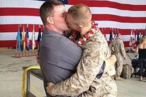 Poljub marinca in njegovega fanta hit na spletu: Končno sva lahko razkrila čustva!