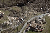 ZDA trepetajo pred novimi tornadi; sredi polja našli malčico, ki je zdaj v kritičnem stanju
