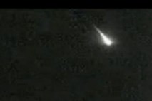 Strahov, da je strmoglavilo letalo, ni več: Sinoči je nebo Anglije in Škotske razsvetlil meteor