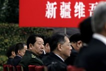 Kitajski delegati z dragimi oblačili izzvali nemalo kritik