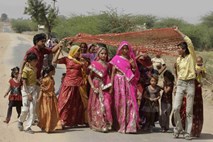 Indija: Z množično poroko presekali krog spolnega izkoriščanja v vasi prostitutk