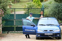 Francija: Streljanje s skuterja usodno za dva vojaka, v bolnišnici umrl še tretji