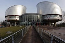 Sodišče v Strasbourgu: Francija ni diskriminirala istospolno usmerjene ženske