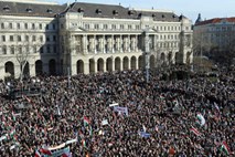 Več deset tisoč Madžarov protestira za vlado in proti njej