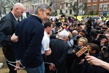 Pred sudanskim veleposlaništvom v ZDA aretirali Georgea Clooneyja