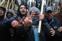 Protestniki v Siriji zahtevajo mednarodno vojaško posredovanje