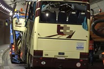 Trčenje v križišču: V nesreči avtobusa na Poljskem poškodovanih 16 najstnikov