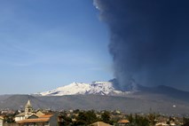 Foto: Etna spet bruha, nad njo sedem kilometrov visok oblak pepela
