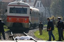 Podčetrtek: Vlak povozil osebo, ki je umrla kljub hitri pomoči reševalcev