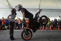Profesionalni "stunt" voznik Rok Bagoroš navdušil s svojimi akrobacijami