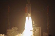Proti ISS izstrelili raketo s 7 tonami zalog, med njimi tudi modrček za astronavtko