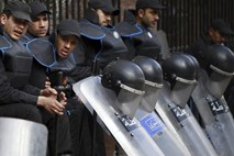Egipt: Prepoved nastopanja kluba povzročila krvave spopade med navijači, vojsko in policijo