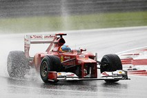 Fernandu Alonsu deževna dirka v Maleziji, drugi Perez, tretji pa Hamilton