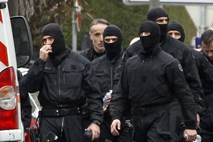 Francija izgnala dva islamska skrajneža, še več jih sledi: ''Pošiljamo jasno sporočilo''