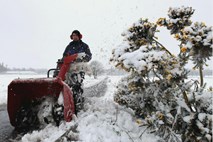 Na Škotskem po rekordno visokih temperaturah sneži, na Japonskem divja vihar