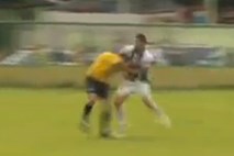 Video: Pobesneli brazilski nogometaš fizično napadel sodnika