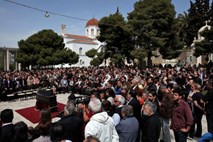 Pogrebne slovesnosti grškega samomorilca se je udeležila množica ljudi