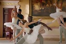 Video: Arsenalovi igralci postali baletniki in zaplesali ob taktih Labodjega jezera