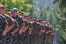 Obrambni minister Aleš Hojs zaključuje obisk pri vojakih na Kosovu