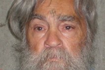 Zloglasni množični morilec Manson ostaja za zapahi
