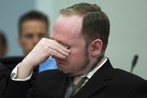 Hladnokrvni morilec Breivik zajokal na sodišču