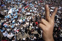 Več tisoč protestnikov v Egiptu: "Dol z vojaško vladavino"