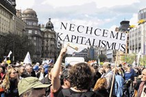 Češka vlada odstopa, a ne zaradi  100.000 protestnikov