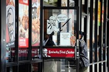 KFC mora dekletu, ki se je zastrupilo z njihovim mesom, plačati 6,3 milijona evrov odškodnine