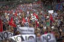 Španske ulice spet polne: Več deset tisoč ljudi protestiralo zaradi varčevalnih ukrepov