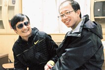 Slepi borec za človekove  pravice in bosonogi odvetnik preskočil kitajski zid