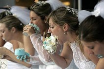 Zakaj mora neporočena ženska spati s kosom poročne torte pod glavo?