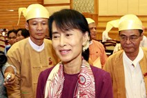 Aung San Suu Kyi prisegla za poslanko v mjanmarskem parlamentu